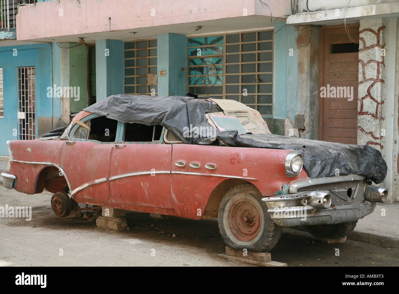 Cuba La Havane scènederue une voiture classique dans la rue Banque D'Images