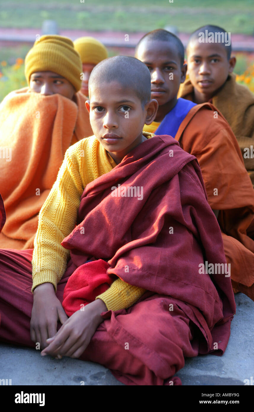 L'Inde, Bodhgaya : les jeunes moines bouddhistes, Temple de la Mahabodhi, le lieu de l'Eveil du Bouddha Banque D'Images