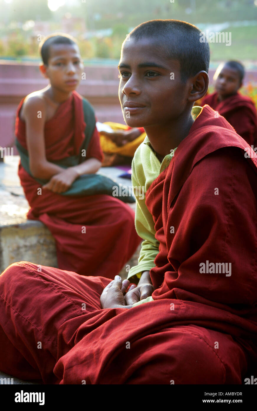 L'Inde, Bodhgaya : les jeunes moines bouddhistes, Temple de la Mahabodhi, le lieu de l'Eveil du Bouddha Banque D'Images