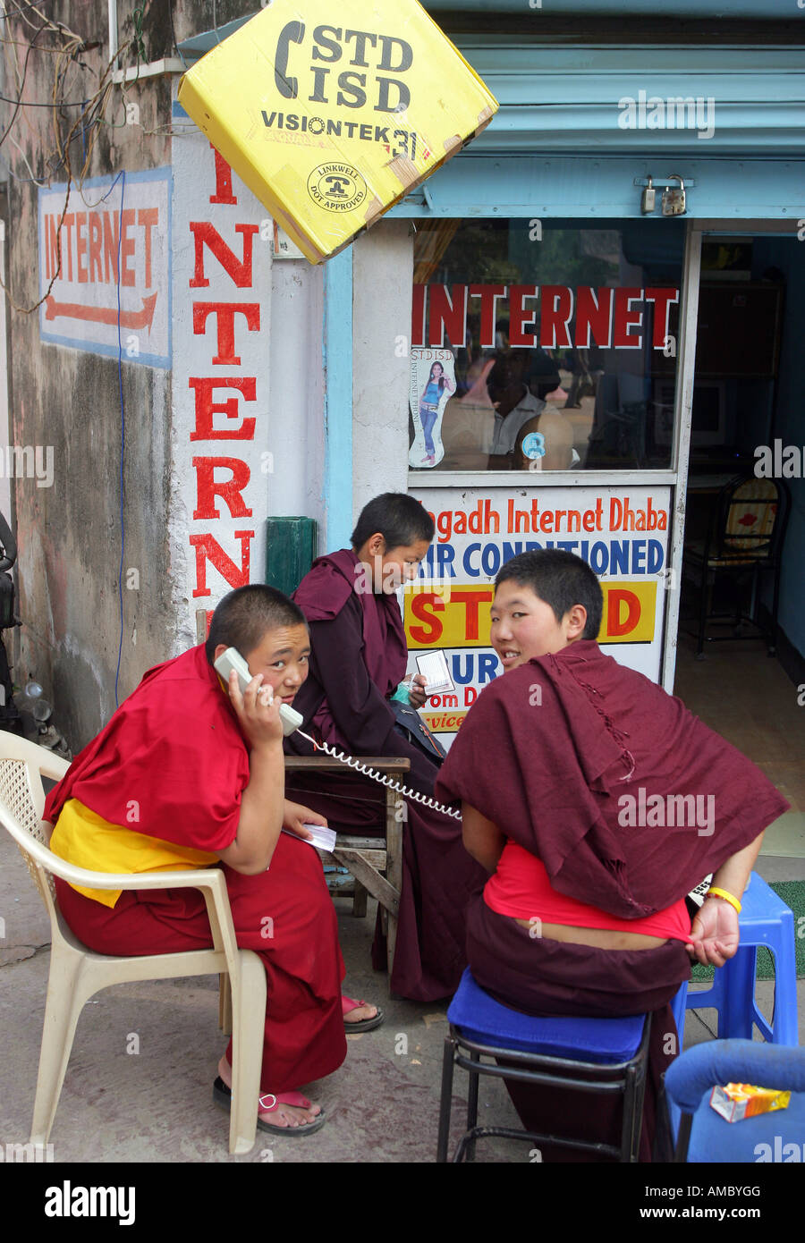 L'Inde, Bodhgaya : jeunes nonnes bouddhistes dans un café internet Banque D'Images