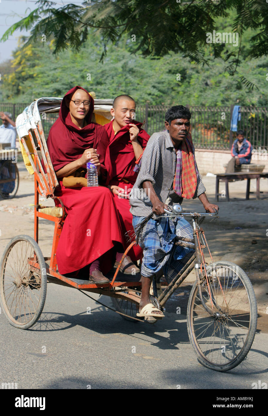 L'Inde, Bodhgaya : deux moines bouddhistes dans un rikshaw dans les rues de la sainte bouddhiste site de Bodhgaya Banque D'Images