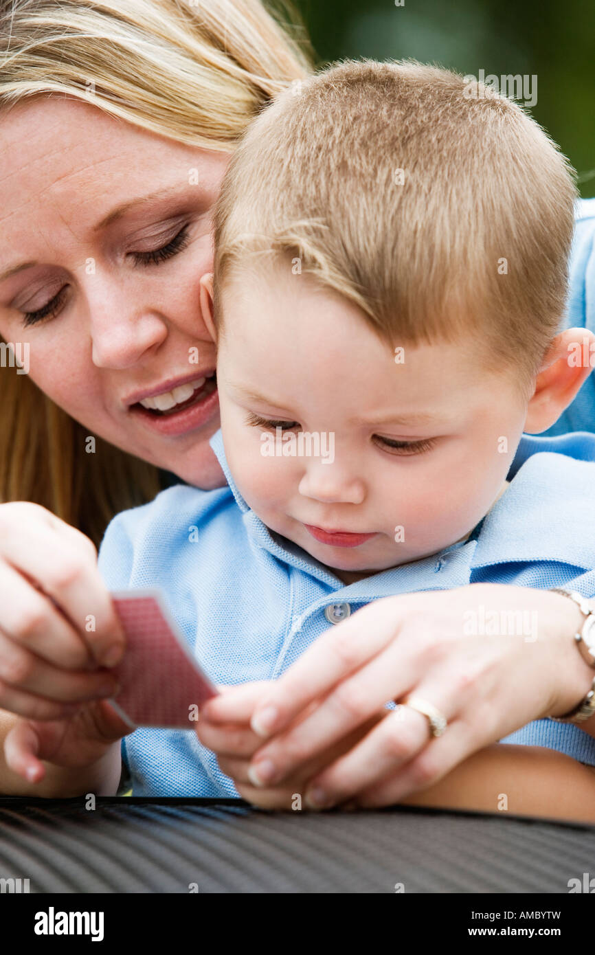 Vue d'une femme montrant une carte à jouer pour son fils. Banque D'Images