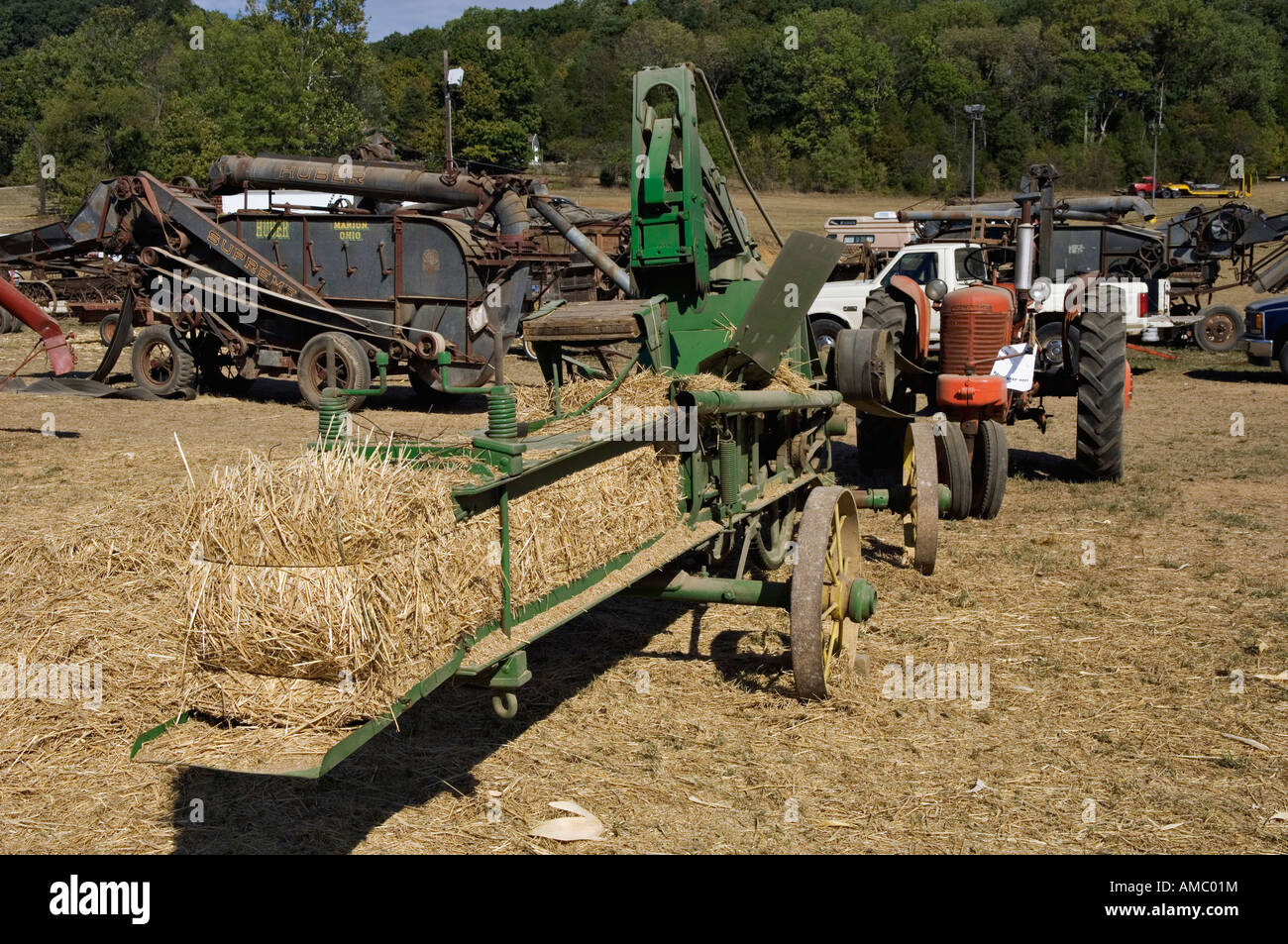 La ramasseuse-presse à foin Anciens Propulsé par tracteur et transmission par courroie à l'affiche au Festival du patrimoine de l'Indiana Lanesville Banque D'Images