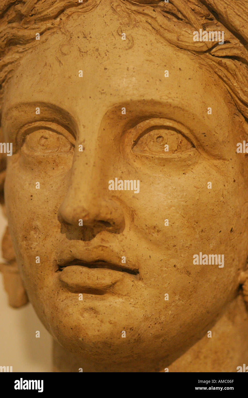 Tête en terre cuite sculptée romain Banque D'Images