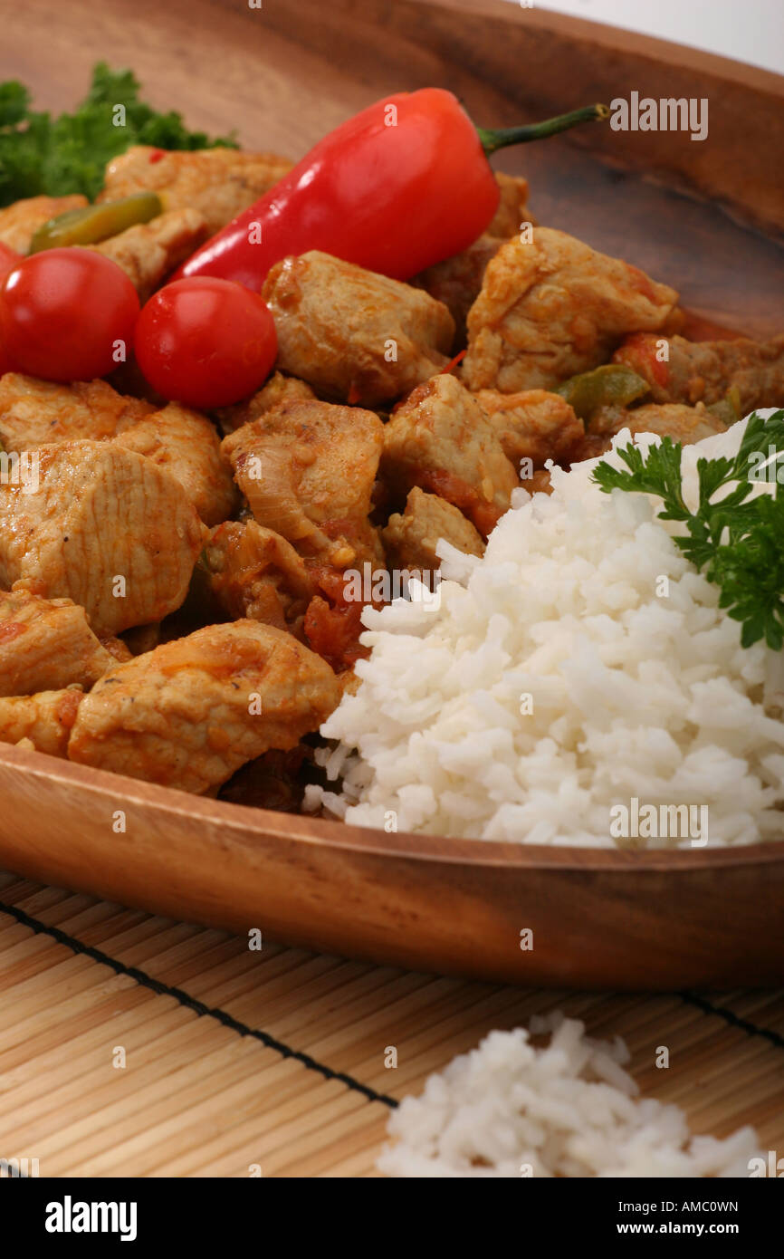 Porc cuit avec une garniture de riz blanc et de légumes sur une assiette de dessus vue aérienne gros plan personne photographie de fond verticale aux États-Unis haute résolution Banque D'Images