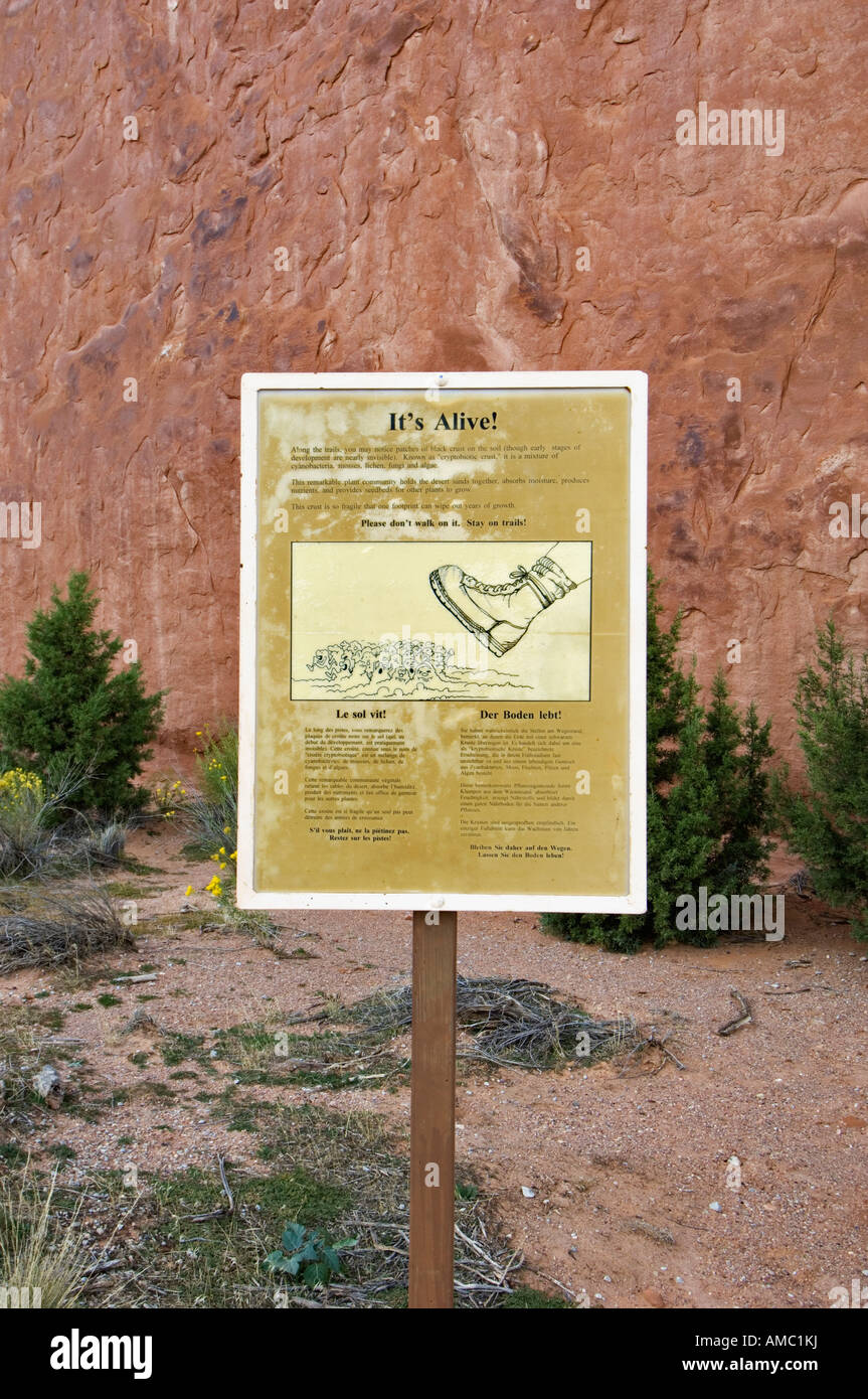 Sign in Devils Garden conseiller les visiteurs pour éviter de marcher sur le sol en cryptobiose Arches National Park près de Moab Banque D'Images