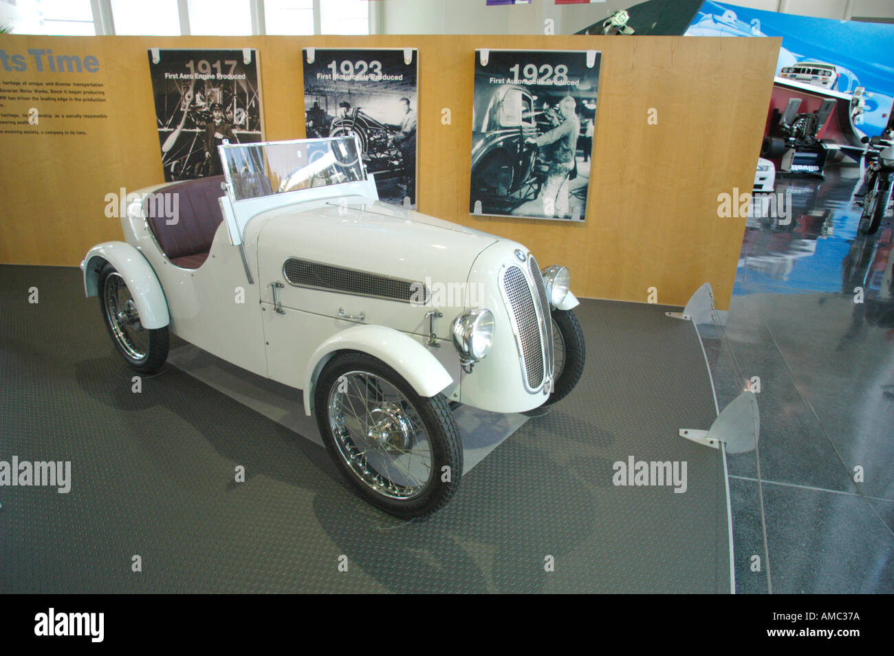 Voiture de sport allemande BMW convertible vintage dans le hall d'exposition de l'usine Automobile de Caroline du Sud États-Unis Banque D'Images