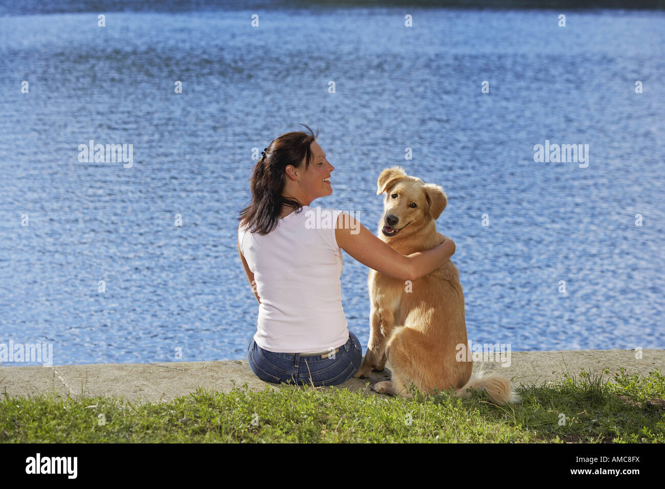 Femme mi-chien de race à la rive Banque D'Images