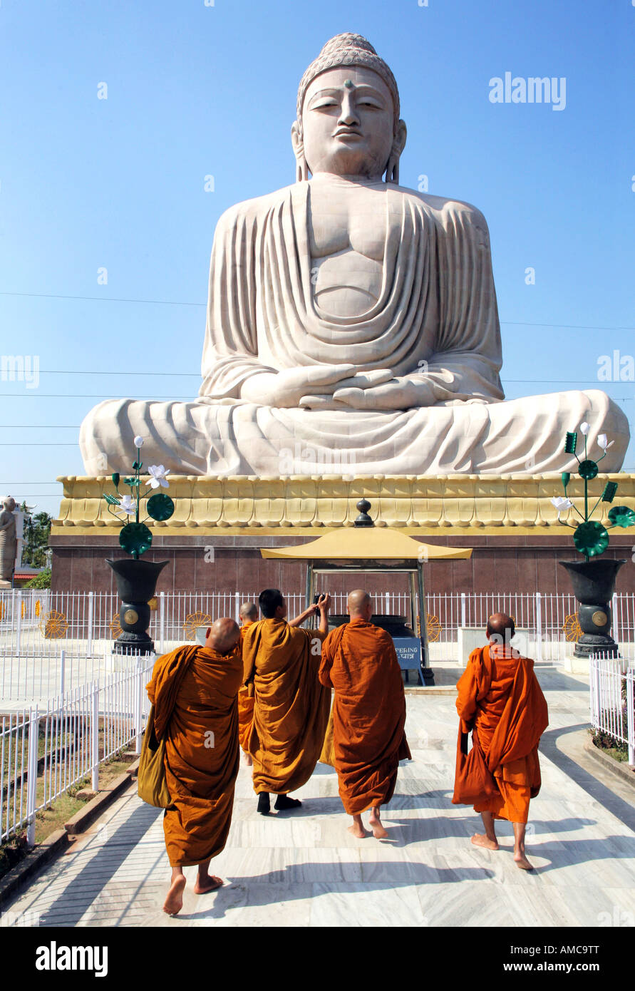 L'Inde, Bodhgaya : Statue de Bouddha géant près de Temple de la Mahabodhi bouddhiste Banque D'Images