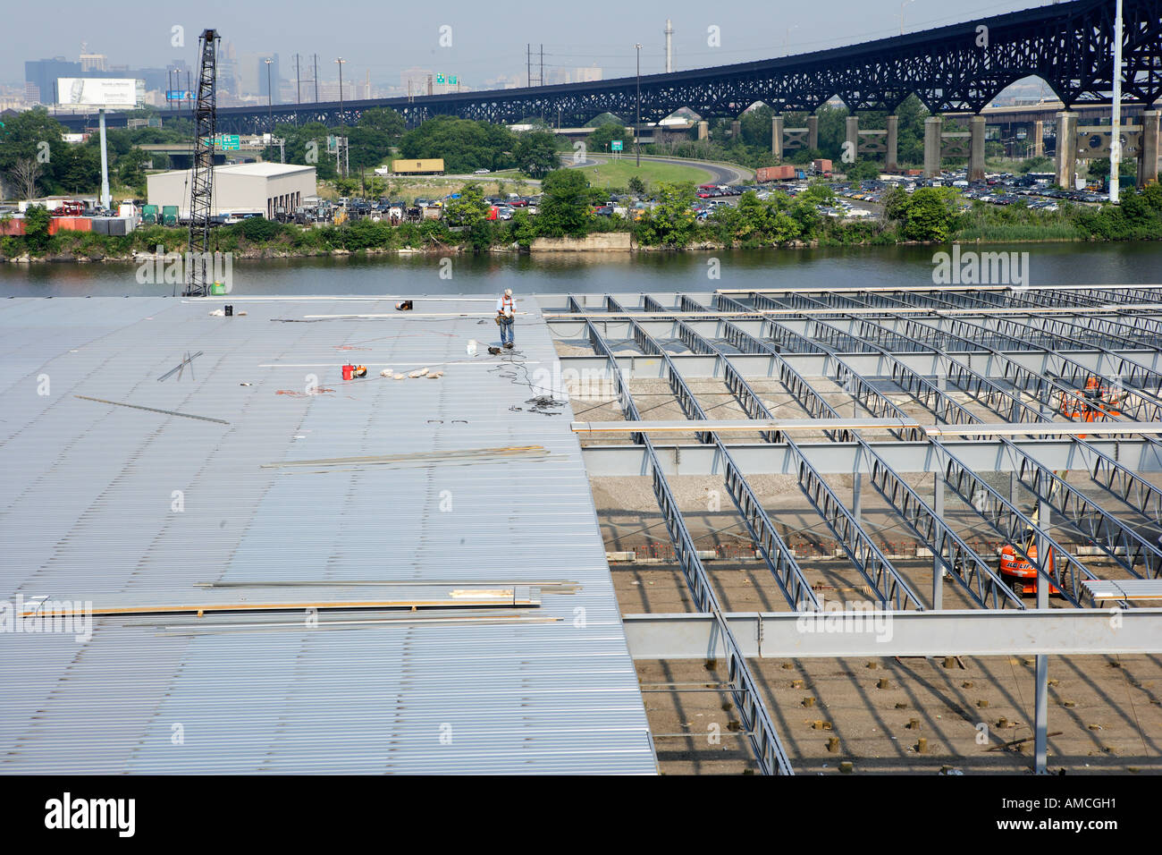 La construction d'entrepôt de toiture en acier ondulé Sections sur cadre en acier Banque D'Images