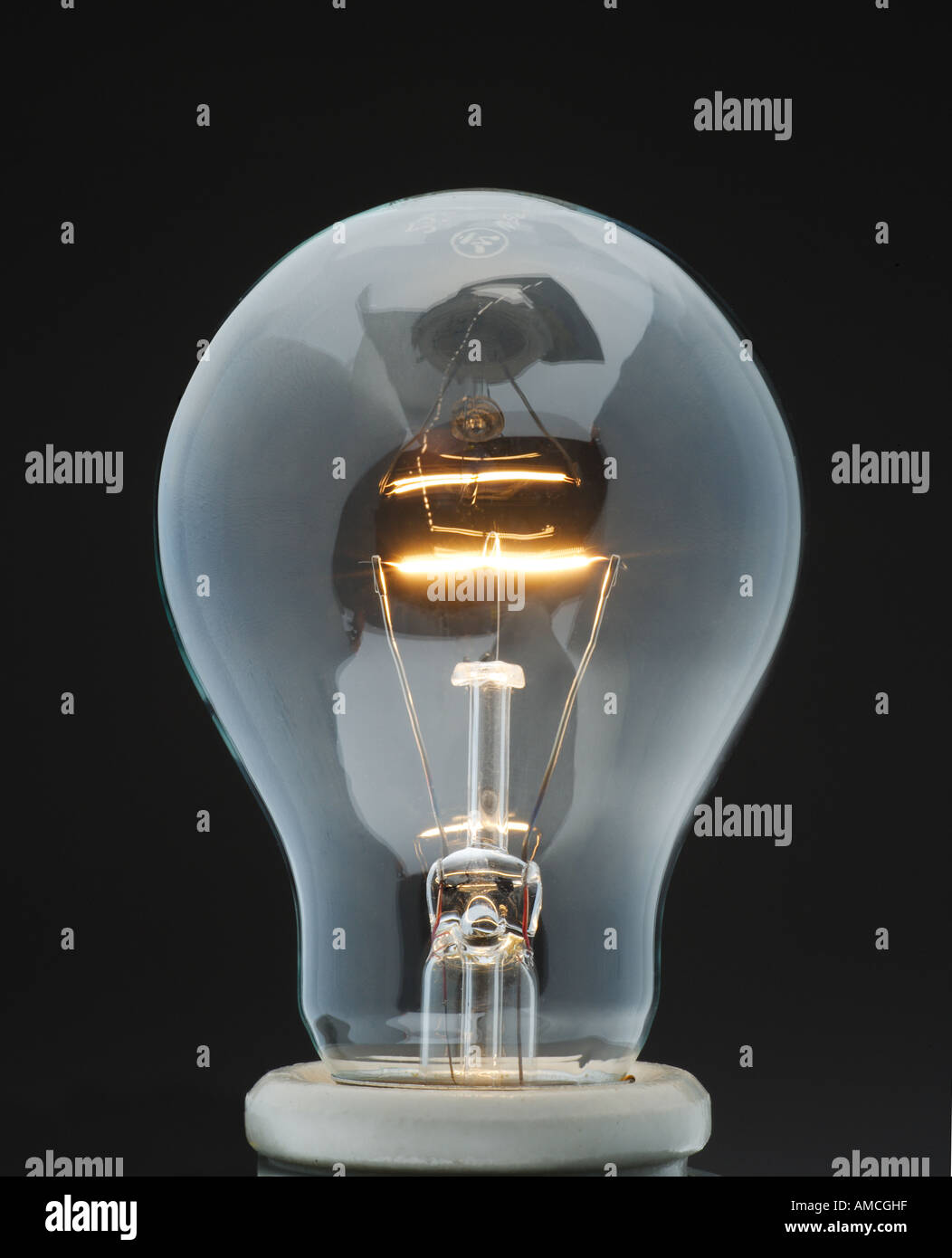 Un filament de tungstène à ampoule électrique Photo Stock - Alamy