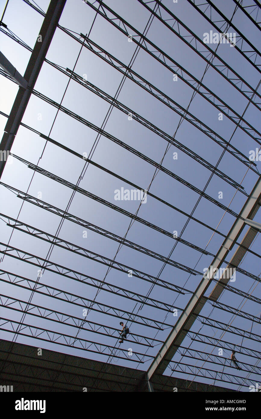 Cadre en acier de construction d'entrepôt pour les sections de toiture en acier ondulé Banque D'Images