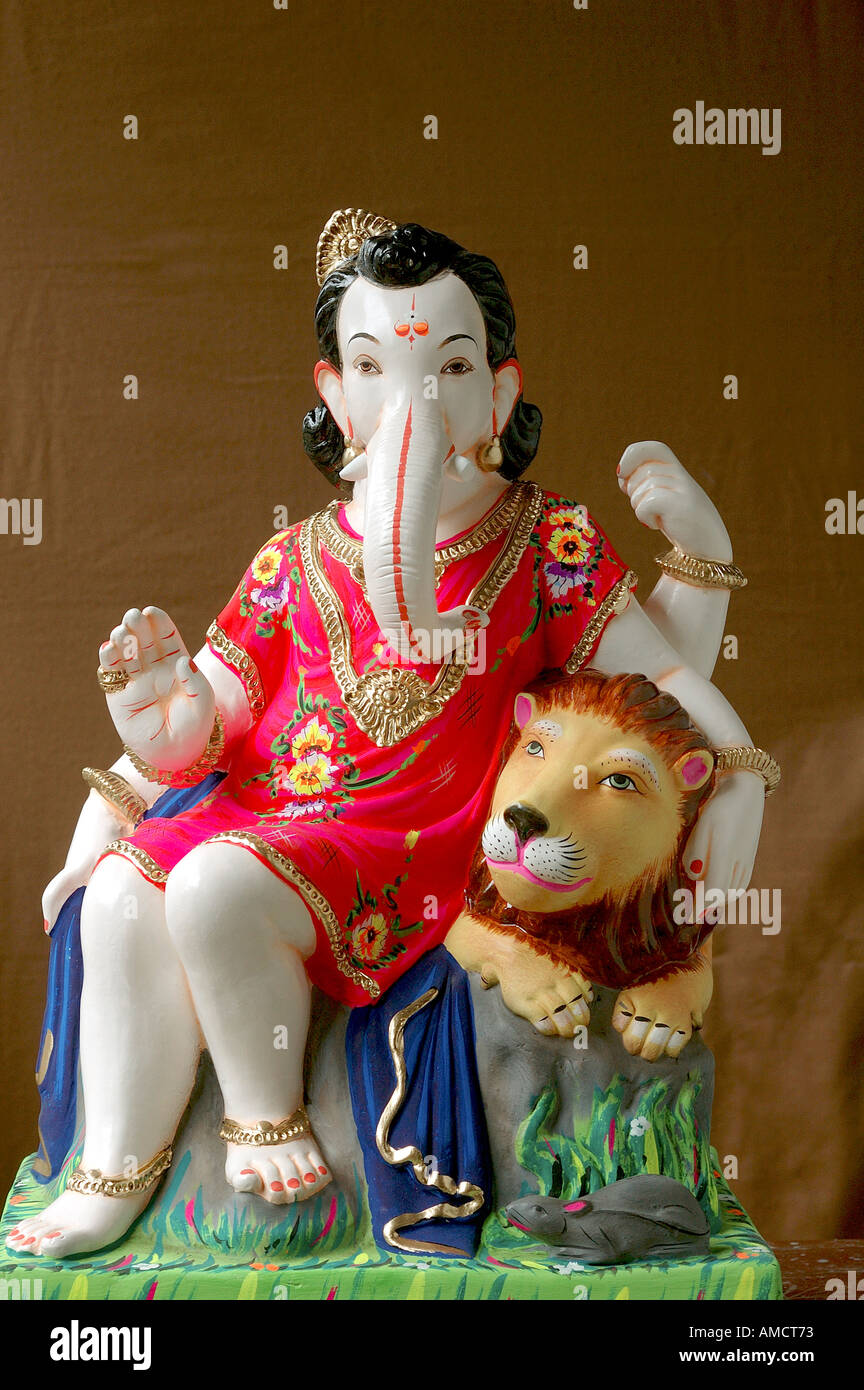 Lord Ganesh idol de Plaster de Paris pour le Ganpati Festival fait à Penn près de Bombay Mumbai Maharastra Inde Banque D'Images