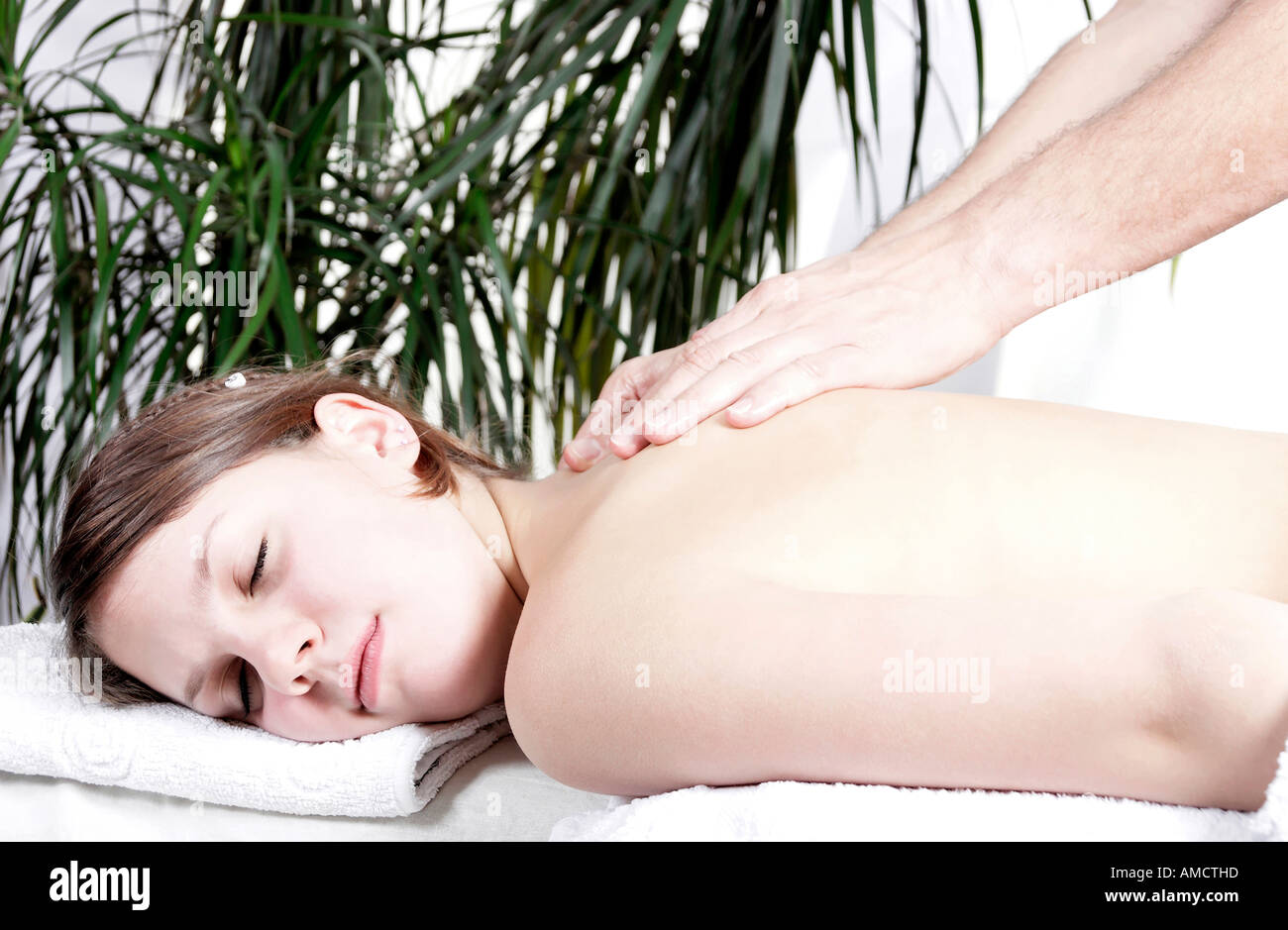 Jeune femme ayant massage dos close up Banque D'Images
