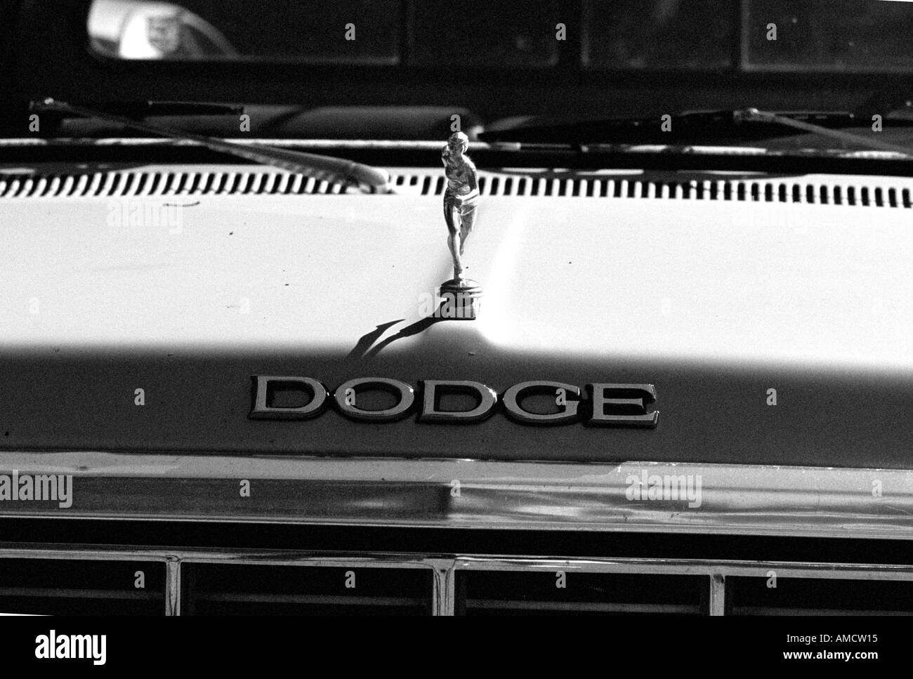 Une petite figurine sur un capot d'une vieille Dodge sedan Banque D'Images