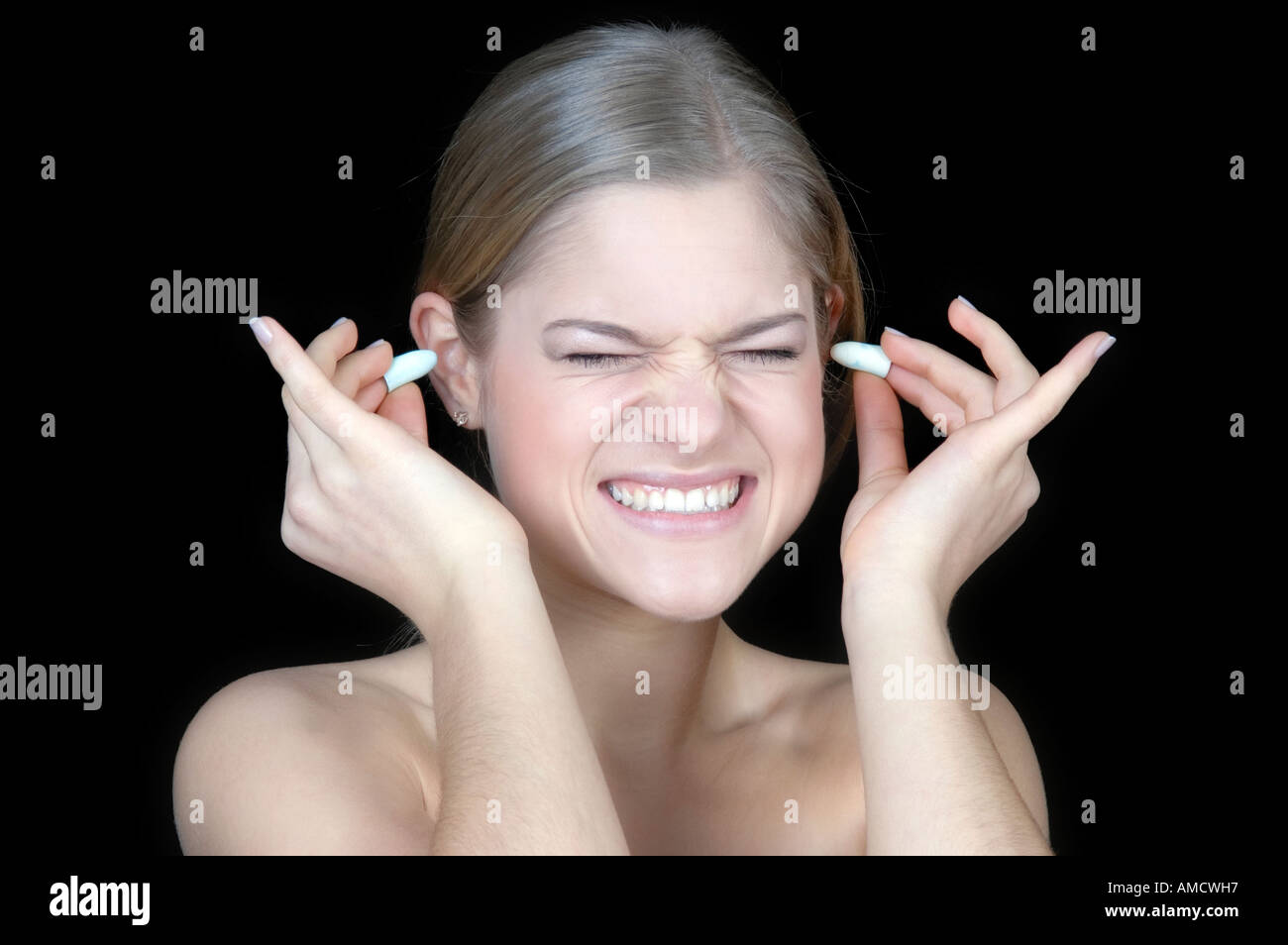 Mettre des bouchons d'oreille Femme Photo Stock - Alamy