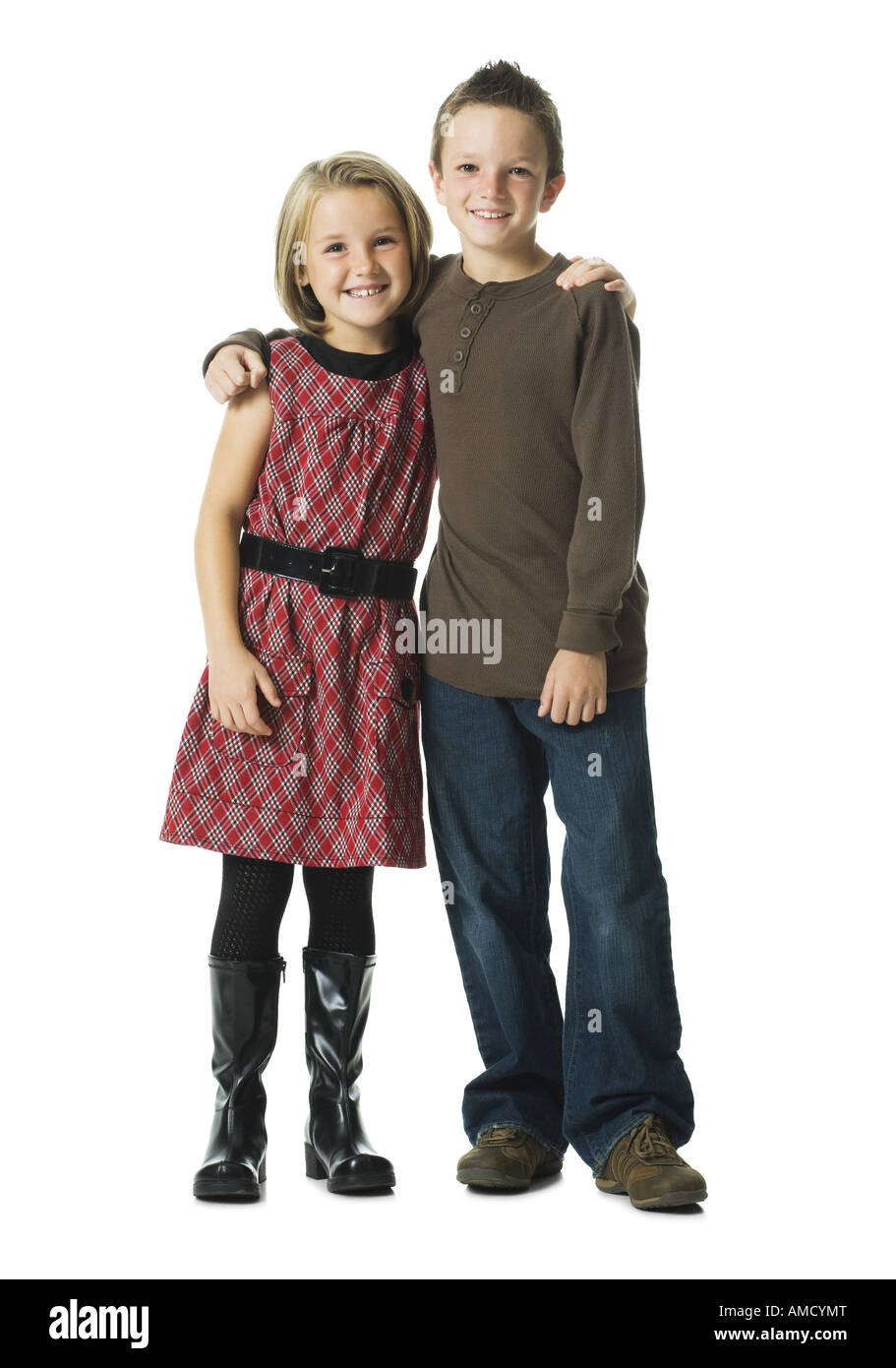 Boy and girl embracing and smiling Banque D'Images