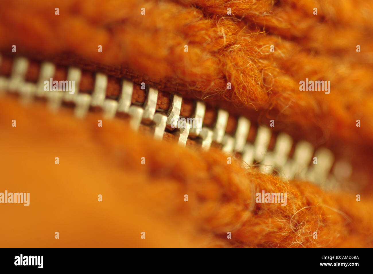 Fermeture éclair tissu orange argent fermé Banque D'Images