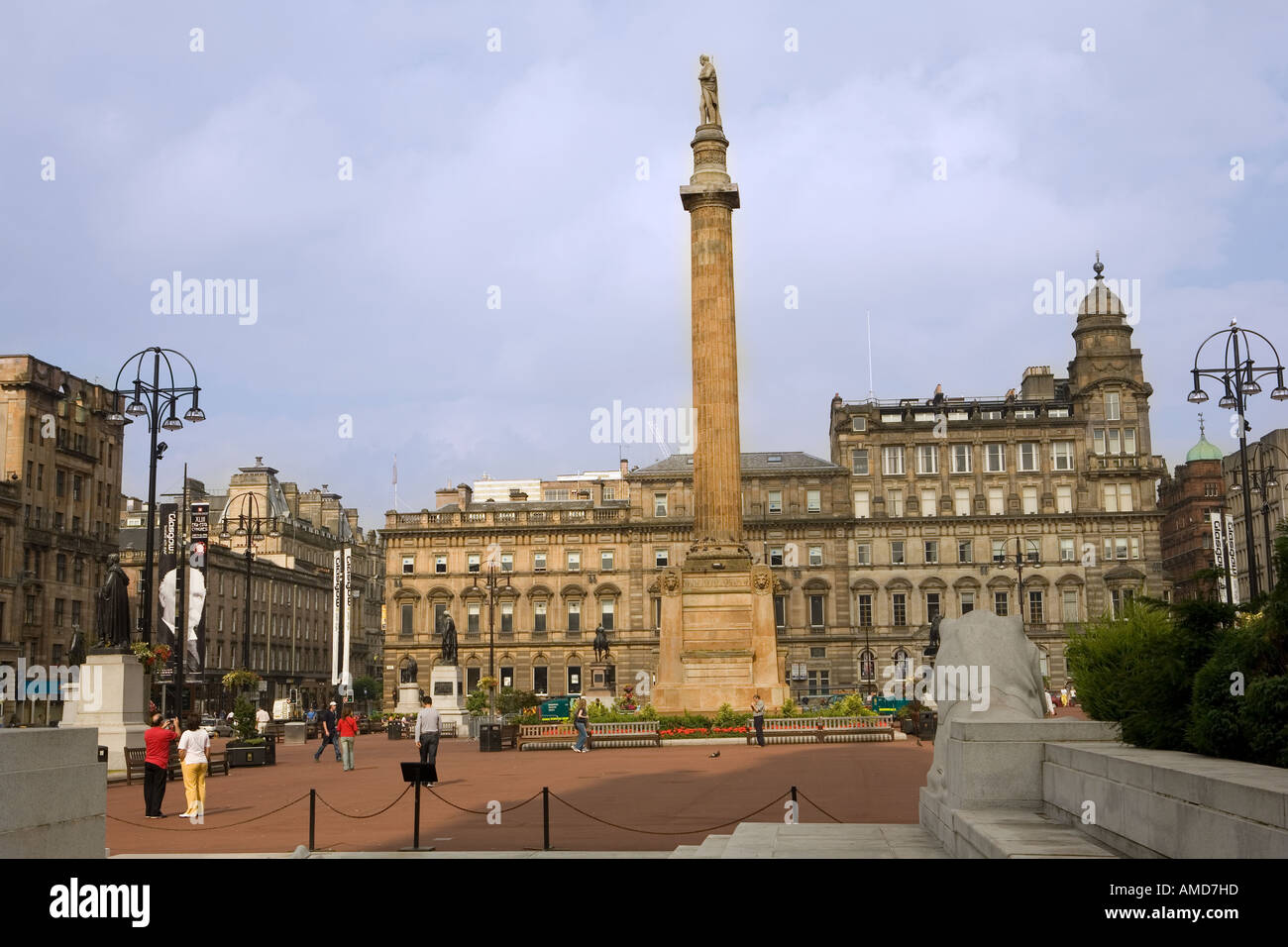 Soleil matinal sur la colonne supportant une statue de l'écrivain Sir Walter Scott à Glasgow's George Square Banque D'Images