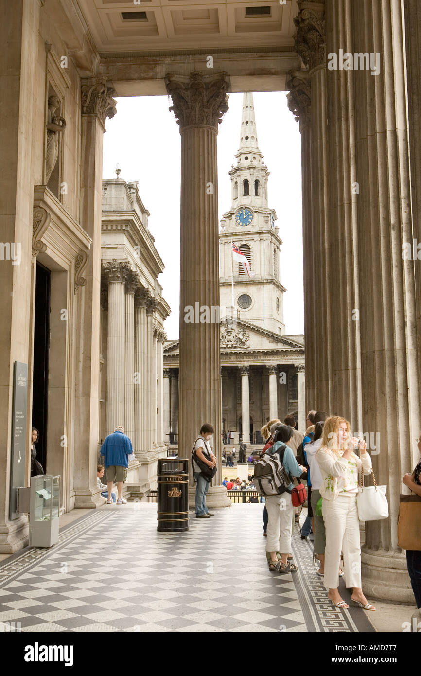 Les visiteurs dans le hall de la National Gallery à Trafalgar Square avec St Martin dans l'église de champs à l'arrière-plan Banque D'Images