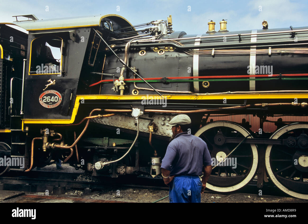 Machine À VAPEUR TOOTSIE DANS STATION l'Outeniqua Choo Tjoe Class 19d'entretien de locomotives vérifier par l'ingénieur noir. Western Cape Afrique du Sud Knysna Banque D'Images