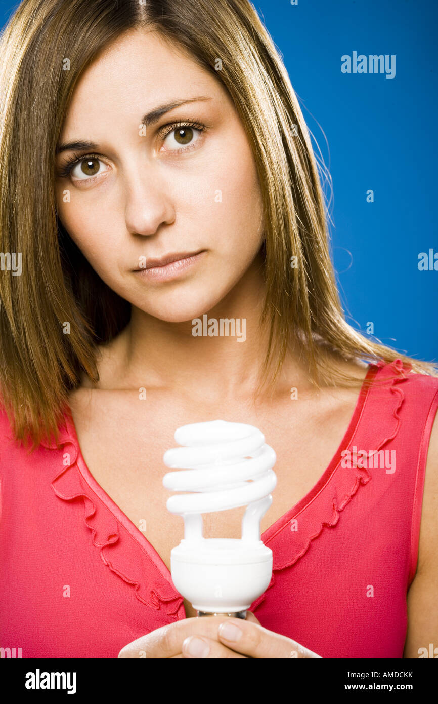 Woman holding energy efficient lightbulb Banque D'Images