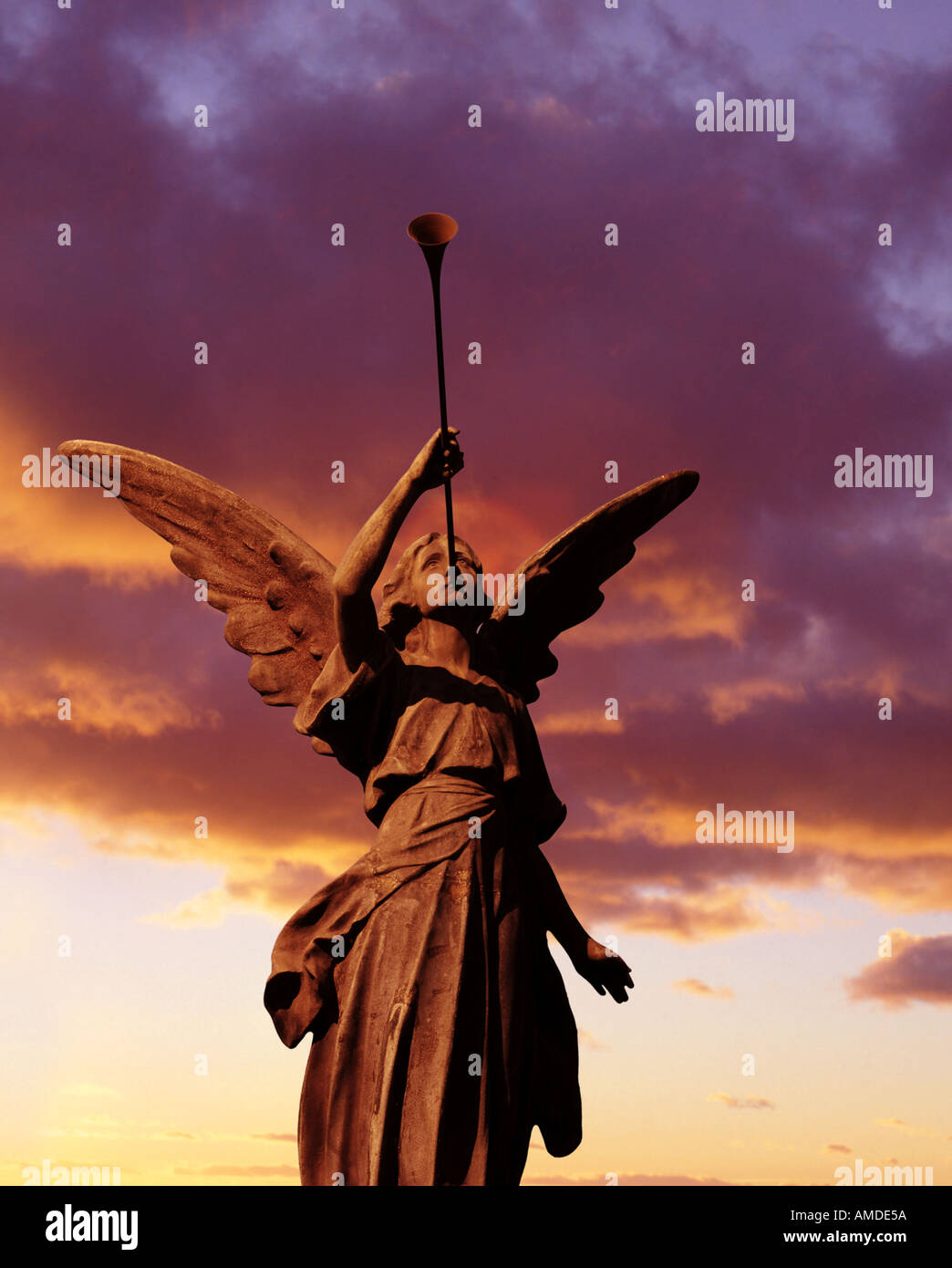 Coucher du soleil statue Ange avec trompette Banque D'Images