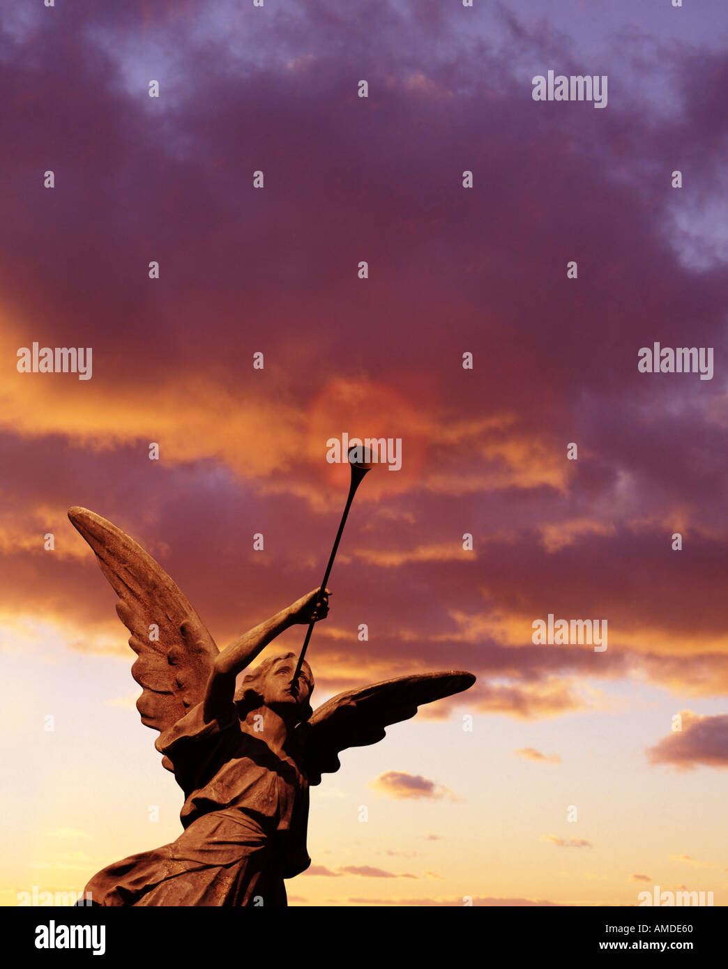 Coucher du soleil statue Ange avec trompette Banque D'Images