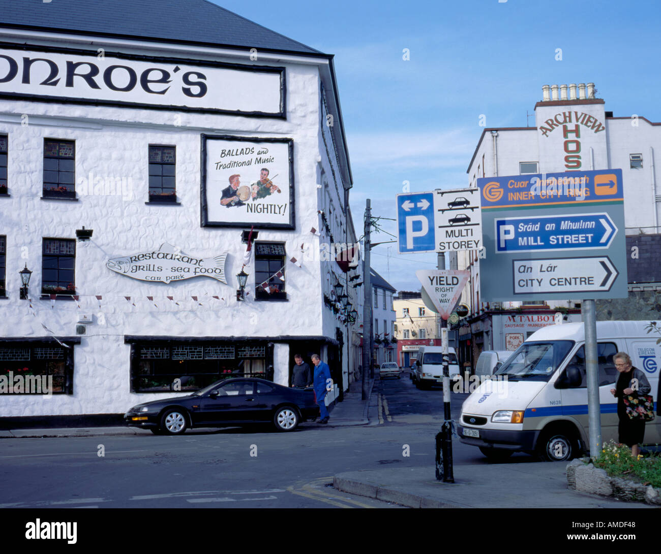 La langue gaélique et anglais signalisation routière près de claddagh quay, Galway, comté de Galway, Irlande (Irlande). Banque D'Images