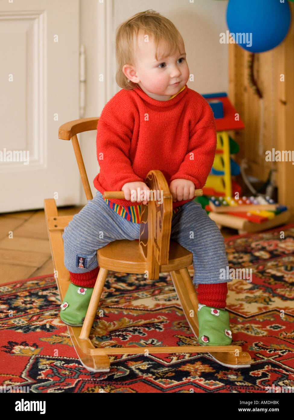 Petit Enfant Bebe Fille Dans L Age D Un An Assis Sur Chaise Cheval A Bascule Photo Stock Alamy