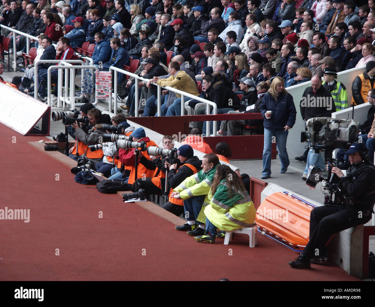 Vue sur le stade de football de West Ham de photographes caméraman personnel ambulancier intendants de police et les spectateurs à la mi-temps Banque D'Images