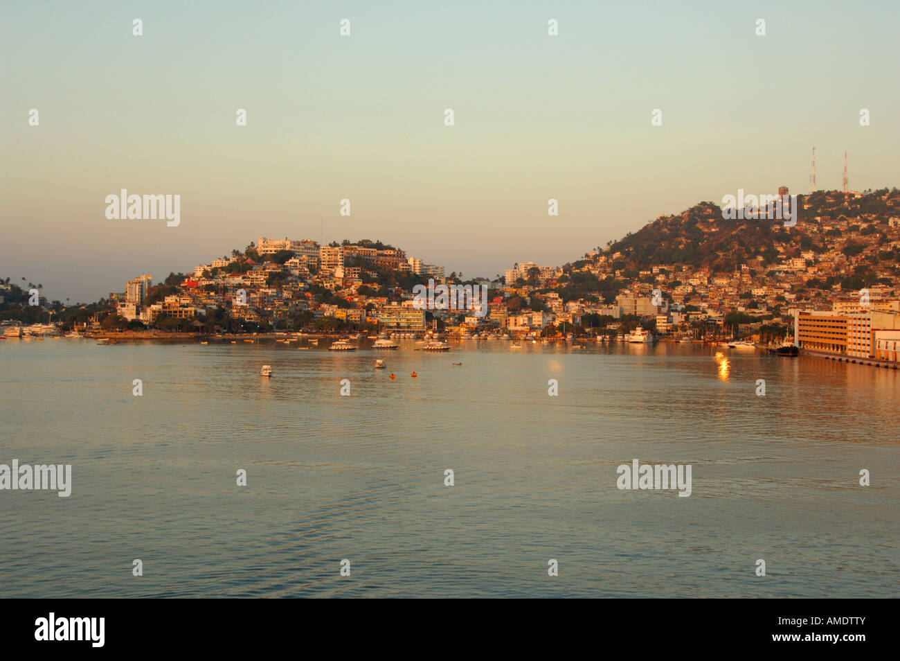 Amérique du Nord, Mexique, Etat de Guerrero, Acapulco. Le lever du soleil sur la baie d'Acapulco. Banque D'Images