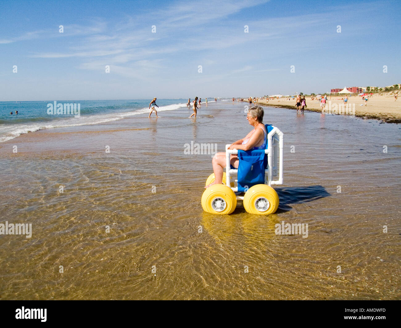 Une mobilité tourist en utilisant un fauteuil roulant de plage avec de  grandes roues en plastique Espagne Photo Stock - Alamy