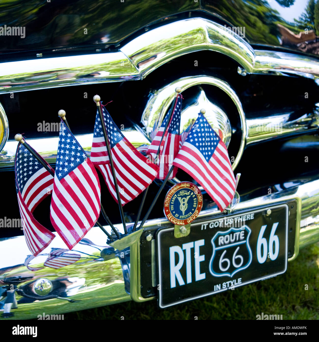 Drapeau américain sur la voiture avec la plaque de numéro de route 66 Banque D'Images