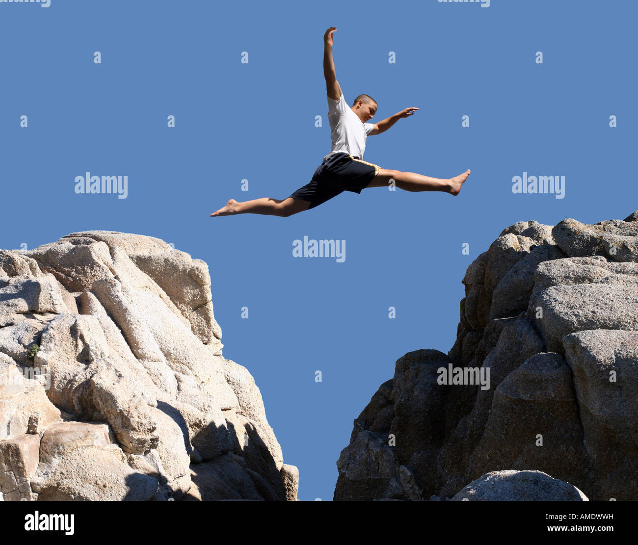 Garçon sautant sur les montagnes Banque D'Images
