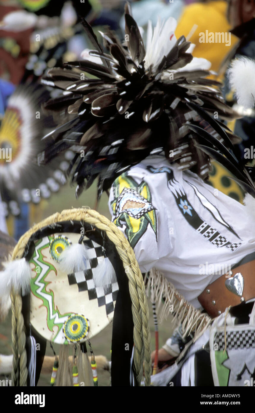 Interprète de danse avec une coiffure de plumes au Pow Wow Banque D'Images