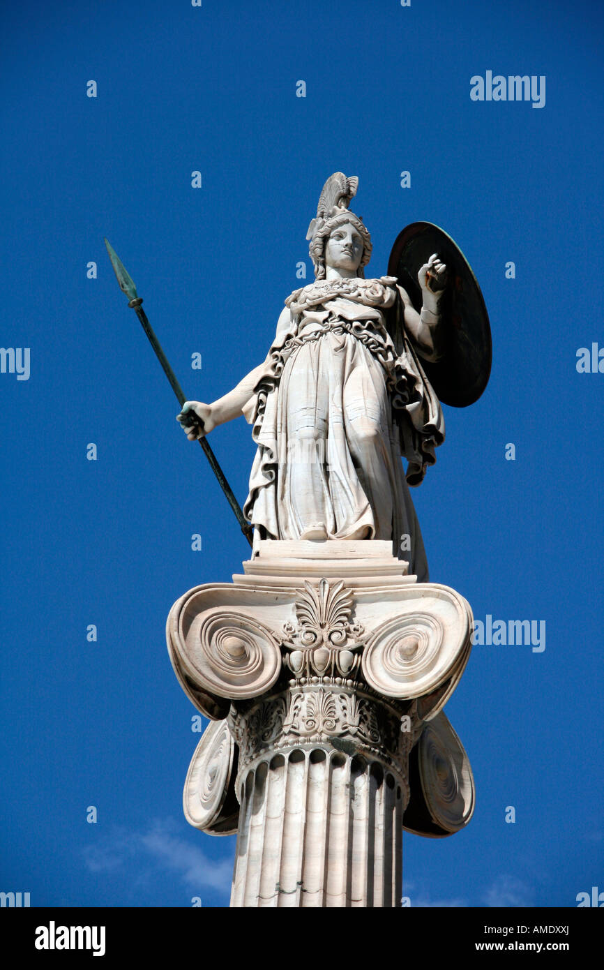 La statue de la déesse athena, en face de l'université d'Athènes Grèce sur fond de ciel bleu total Banque D'Images