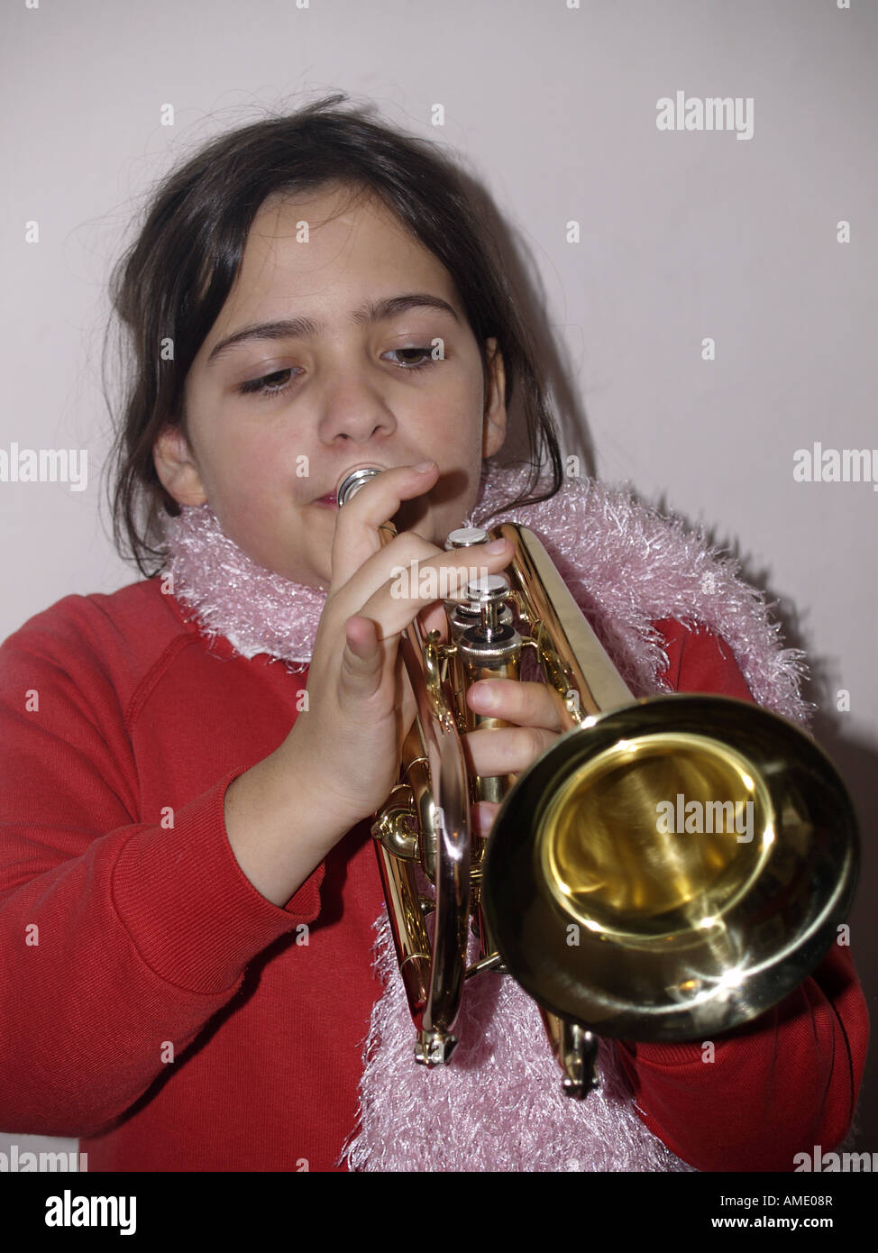 Jeune fille jouant trompette cornet Banque D'Images