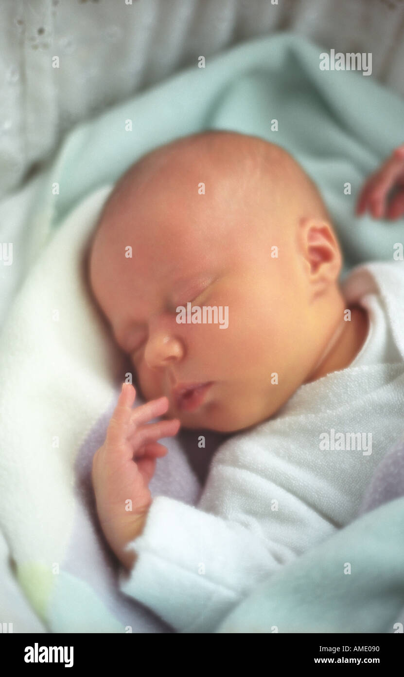 Bebe Nouveau Ne 4 Semaines Endormi Dans Un Landau Photo Stock Alamy