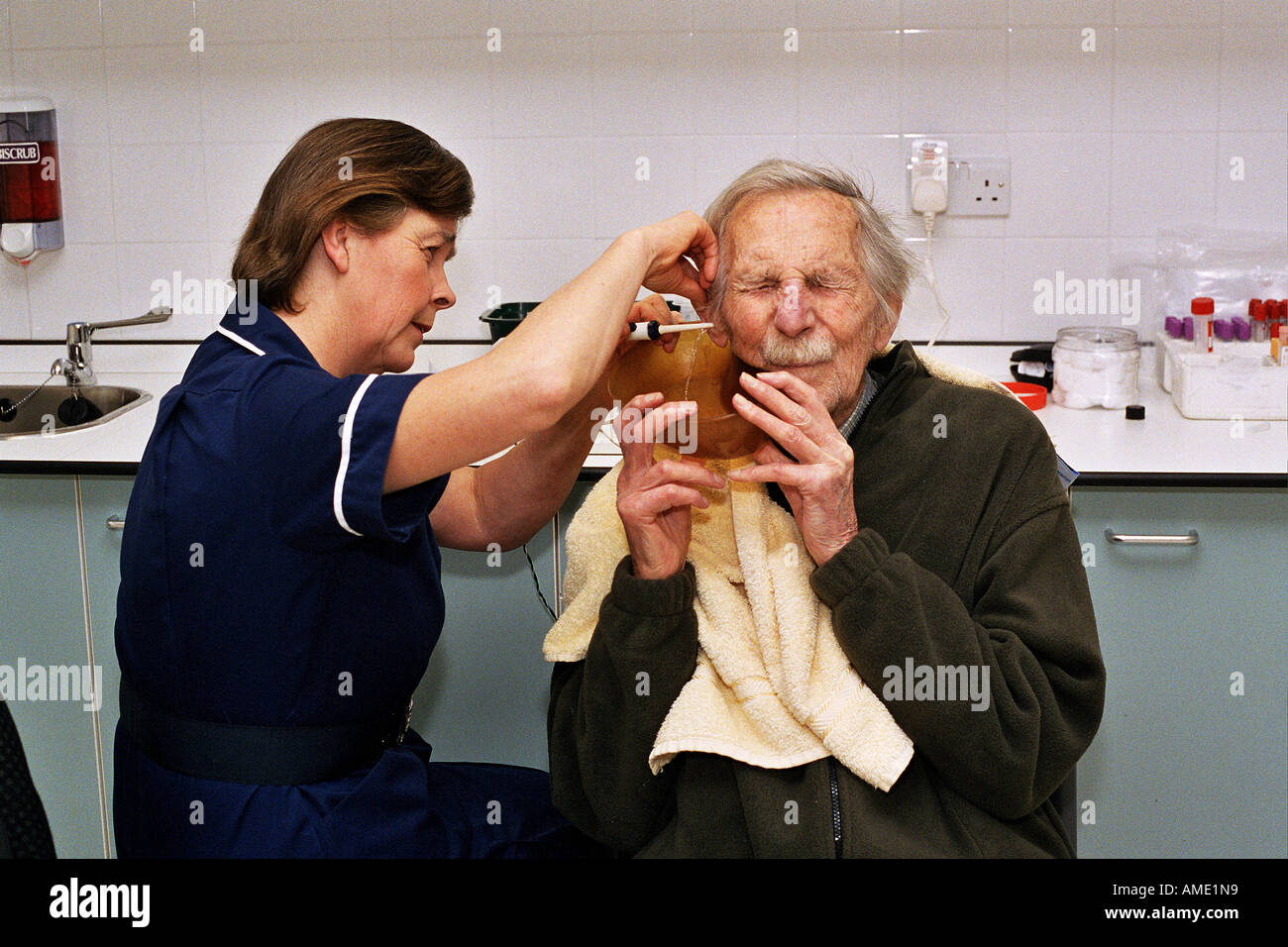 Un médecin injecte de l'eau dans l'oreille d'un patient. Ce qui en