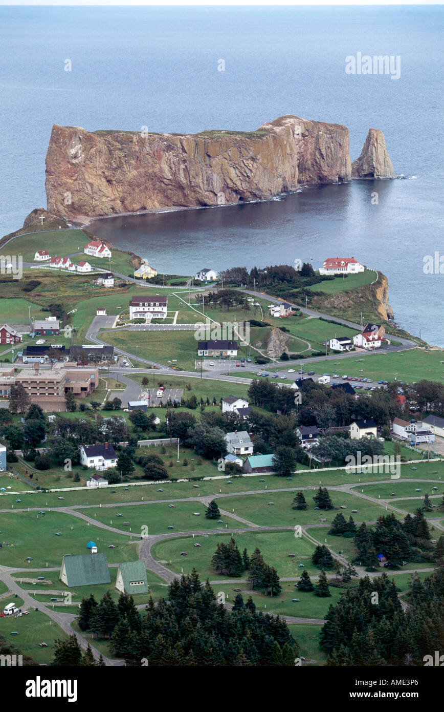 Vue aérienne du village côtier de Percé Gaspésie près de l'île Bonaventure avec d'éminents juste au large Banque D'Images