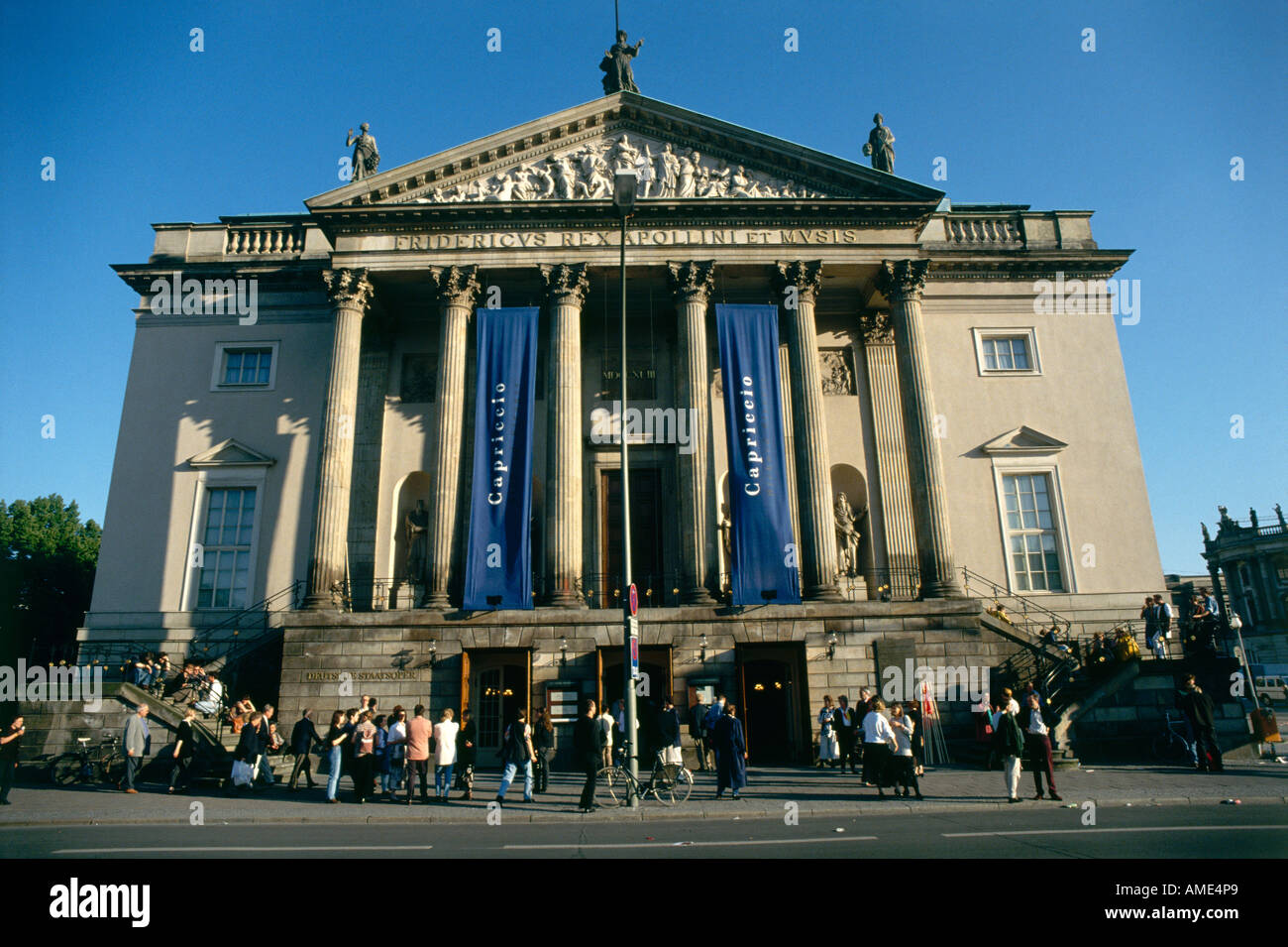 Un certain nombre de personnes sur l'avenue Unter den Linden sous la façade avec son fronton relief de Berlin s'Opéra de style classique à l'origine par Knobelsdorff 174143 reconstruite par Langhans et Rietschel 184344 et totalement restauré en 1986 Banque D'Images