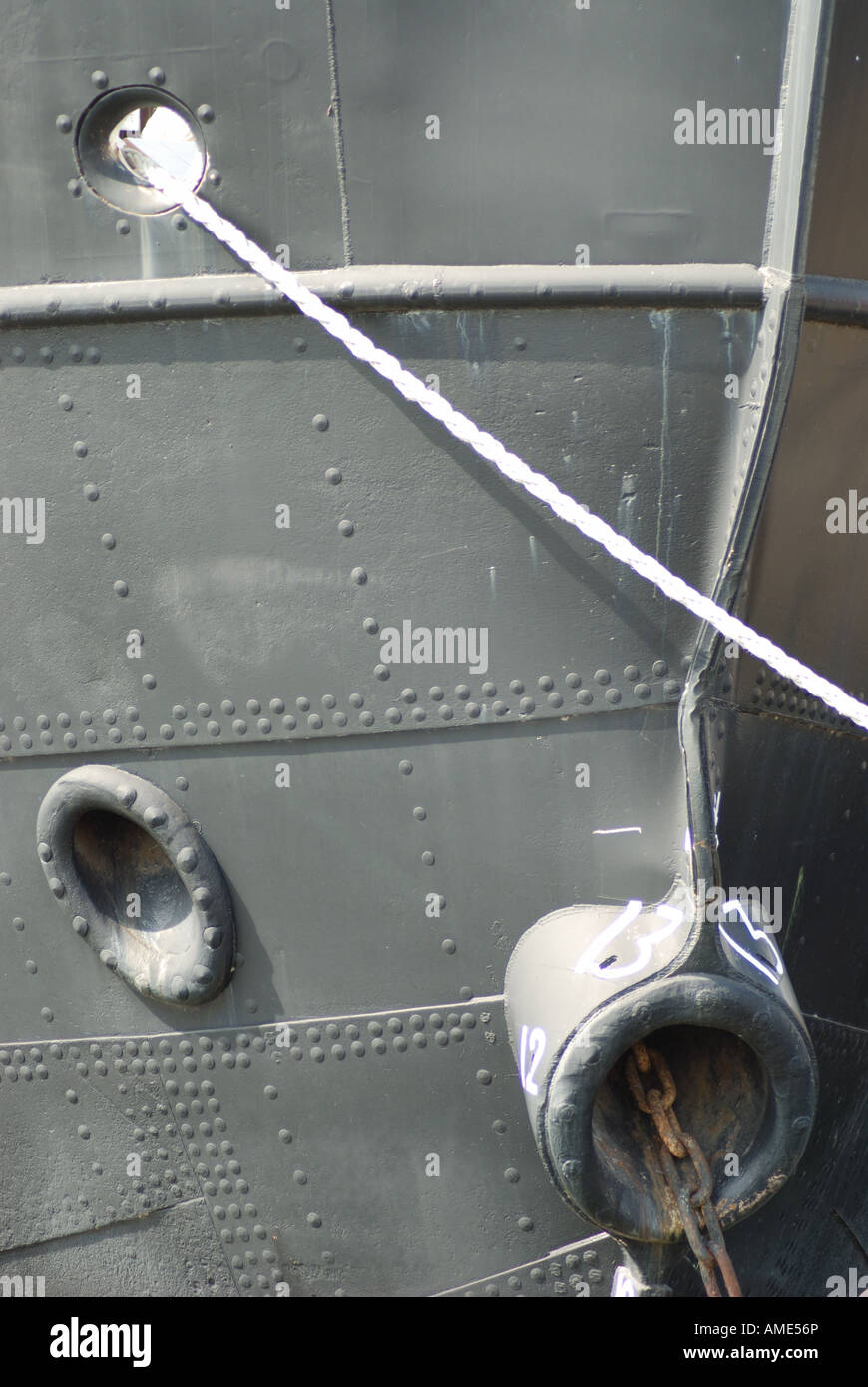Ships bow. Chaîne d'ancrage à la terre peut être vu Banque D'Images