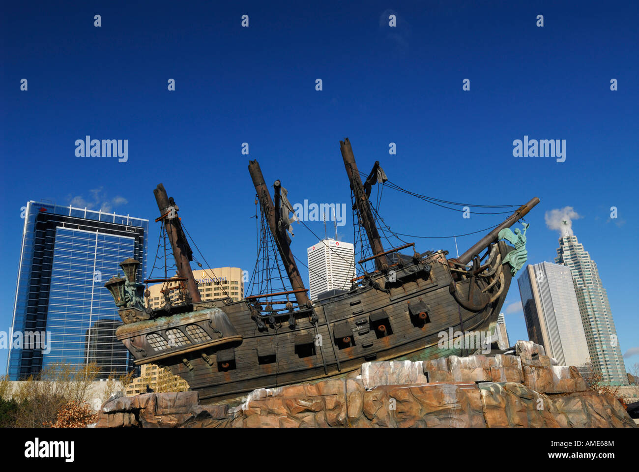 Black Pearl grand navire pirate avec Toronto city skyline et tours d'habitation Banque D'Images