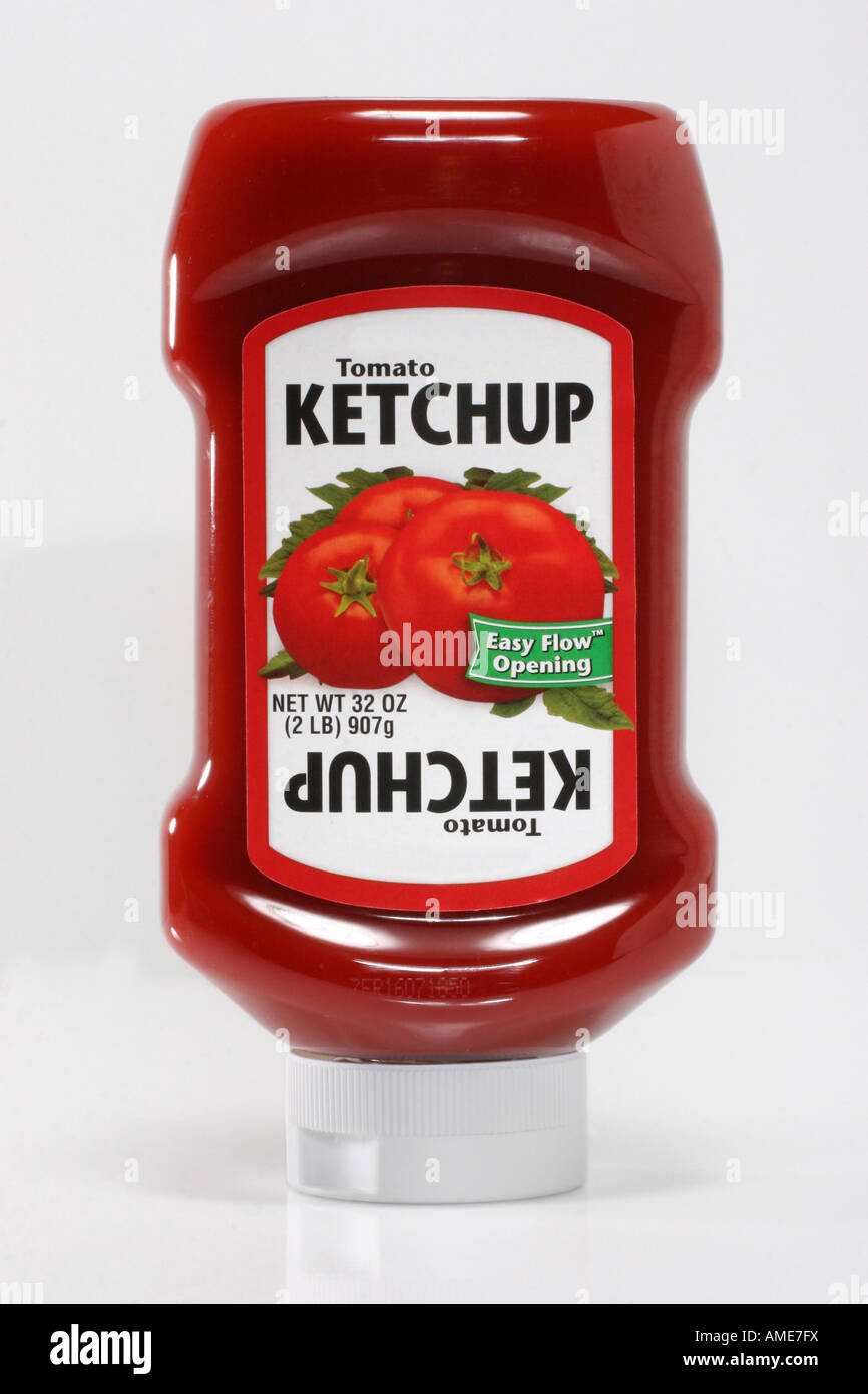 Une bouteille de ketchup tomate avec des tomates cerises rouges mûres gros plan images photos format vertical très haute résolution aux États-Unis US haute résolution Banque D'Images