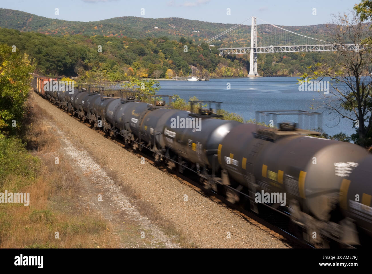 La vitesse des wagons-citernes le long de la rivière Hudson à New York, USA Banque D'Images