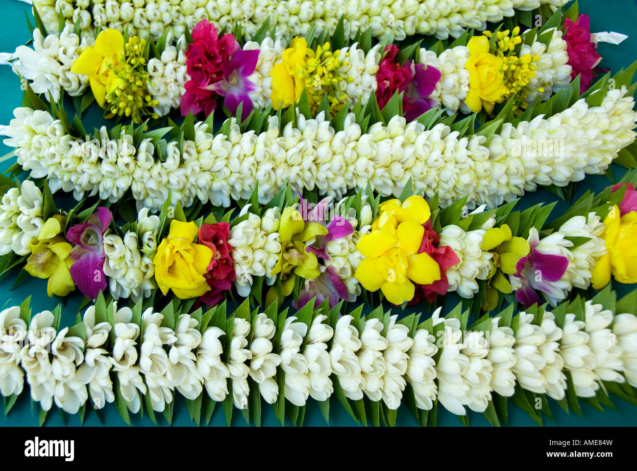Tahiti, Polynésie française. Colliers de fleurs et des couronnes sur  l'écran près du marché de Papeete Photo Stock - Alamy