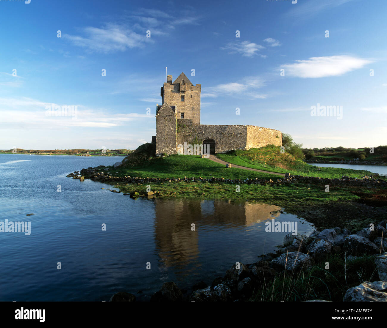 Château du clan assis sur une prise d'eau de mer de la côte ouest d'Irlande en rive Banque D'Images