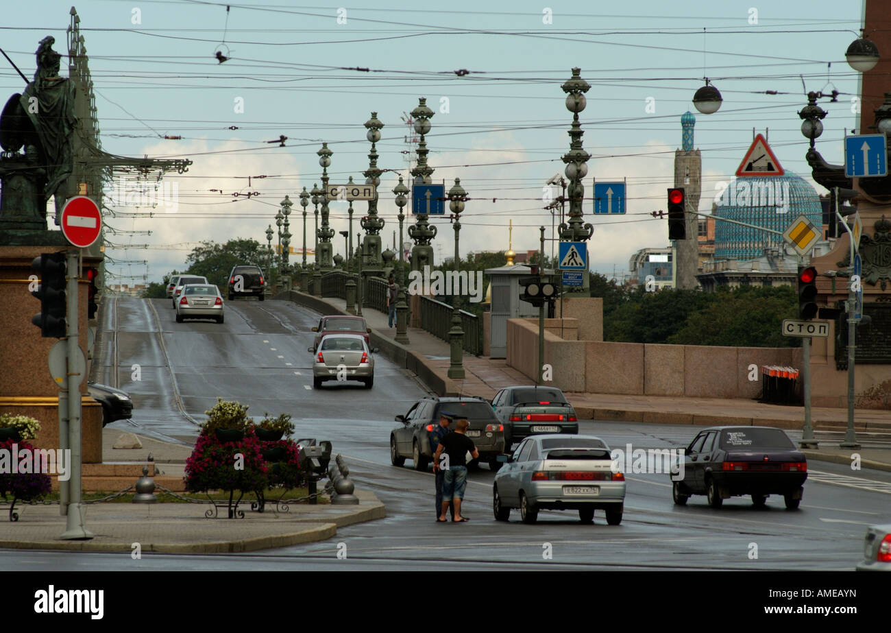 L'écoulement du trafic sur Troitskiy pont qui traverse la rivière Neva à Saint-Pétersbourg, Russie Banque D'Images