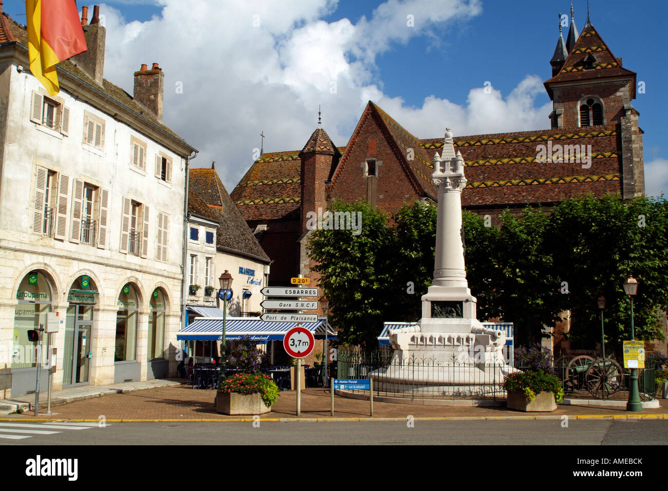 Centre ville de St Jean de Losne en Bourgogne, en France Photo Stock - Alamy